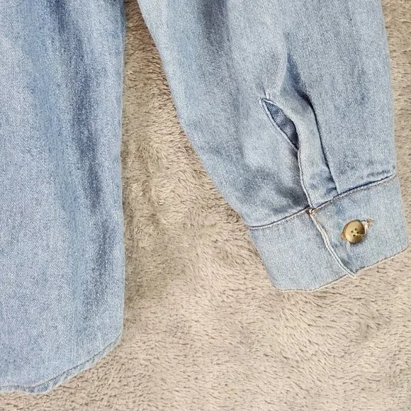 Central Falls Shirt Womens Medium Blue Denim Pleated Worn Grannycore Vintage Top - Picture 10 of 13